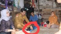 Pakai Sepatu di Rumah Orang Saat Santuni Anak Miskin, Wabup di Cerca Masyarakat Dimedsos