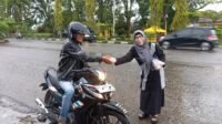 Bundo Kanduang Merangin Berbagi Takjil Kepada Pengendara