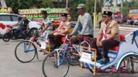 Naik Becak Kelokasi Acara, Gebernur Al Haris Pimpin Apel HUT Pramuka ke-62
