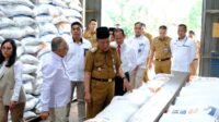 Wagub Salurkan Bantuan Pangan Cadangan Beras Pemerintah