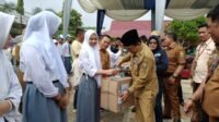 Gubernur Jambi Serahkan Bantuan Dumisake Pendidikan