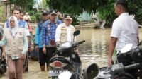 Gubernur Al Haris Salurkan Bantuan Pakai Perahu ke Warga Terdampak Banjir