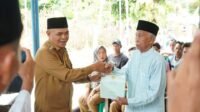 Pj Bupati Aspan Serahkan Sertifikat PTSL Secara Simbolis