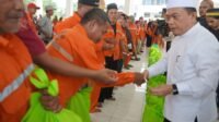 Peduli Petugas Kebersihan, Gubernur Jambi Al Haris Salurkan Bantuan Sembako
