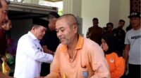 Pj Mukti Said Dampingi Al Haris Serahkan Bantuan Pensiunan ASN