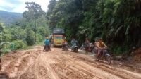 Bersama Masyarakat, Babinsa Sungai Manau Bersihkan Materal Longsor