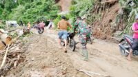 Tak Kenal Lelah, Babinsa Koramil 420-07/Sungai Manau Terjun Bersama Warga Bersihkan Materal Longsor