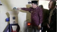 Pj Bupati Mukti Serahkan Batuan Mesin Pembuat Pakan Ikan ke Kelompok Tani