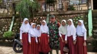 Tanamkan Akhlak Dan Budi Pakerti Sejak Dini, Babinsa Koramil Sungai Manau Serda Alfeni Komsos di SD