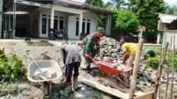 Babinsa Koramil 420-07 Sungai Manau Bahu Membahu Gotong Royong Bangun Rumah Warga Binaan