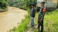 Antisipasi Banjir, Babinsa 420/-07 Sungai Manau Patroli Wilayah Desa Binaan