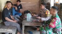 Kompak, Babinsa Dan Bhabinkamtibmas Komsos Dengan Warga Desa