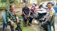 Sinergitas Dengan Bhabinkamtibmas, Babinsa Koramil 420-08/Tabir Komsos Dengan Warga Desa