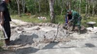 Anggota Kodim 0420/Sarko Goro Bersama Warga Ngecor Jalan Produksi