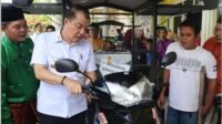 Pj Bupati Mukti Said Salurkan Bantuan Dua Motor Usaha Untuk Dua Orang di Sibalitas