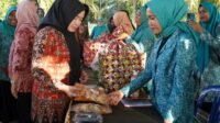 Bersama Wirdayanti Romi, Hesnidar Kunjungi Rumah Produksi Batik di Desa Kota Baru