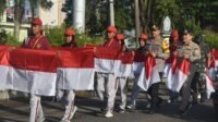 Jelang HUT RI ke 79, Pabung Kodim 0420/Sarko Bagi Bagi Bendera Merah Putih