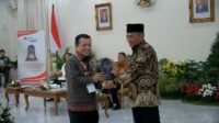 Lindungi Puluhan Ribu Masyarakat Miskin Ekstrem, Al Haris Terima Penghargaan Nasional dari Wapres RI