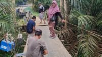 Peduli Jembatan Rusak  Penghubung Dua Desa, “Mawarna” Rogoh  Kocek Pribadi