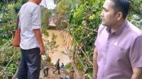 Guru Terobos Jembatan Rusak ke Sekolah, Bupati Siapkan Jalan Alternatif