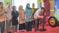 Bupati M Syukur Bersama Istri, Lauching Sekolah Lansia