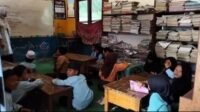 Sekolah Rusak Berat, Siswa SD N 041 Rantau Panjang Tabir Terpaksa Belajar di Lantai