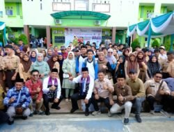 Wagub Abdullah Sani  Salurkan 503 Paket Bantuan Dumisake Pendidikan di Tanjung Jabung Barat