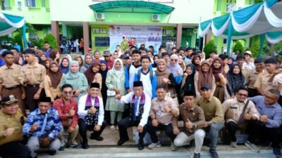 Wagub Abdullah Sani  Salurkan 503 Paket Bantuan Dumisake Pendidikan di Tanjung Jabung Barat