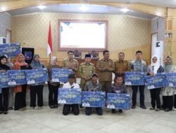 Gubernur Al Haris Serahkan Bantuan Rp1,1 Miliar dan Tiga Kapal untuk Korban Kebakaran di Sungai Dualap