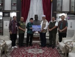 Gubernur Al Haris Serahkan Lansung Bantuan Korban Bencana Longsor  dan Banjir di Sumbar