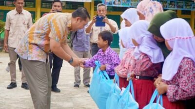 Tunaikan Visi Misi “Merangin Baru” Bupati M Syukur Salurkan Perlengakapan Pendidikan