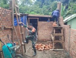 Anggota Kodim 0420/Sarko Turut Berjibaku Bantu Warga Bangun Rumah