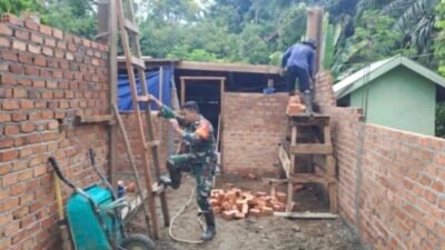 Anggota Kodim 0420/Sarko Turut Berjibaku Bantu Warga Bangun Rumah