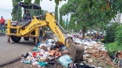 Pemkab Turunkan Alat Berat Tangani Sampah di Kota Bangko