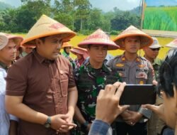 Didepan Kades dan BPD se Merangin Bupati M. Syukur Puji  Desa Durian Rambun Raih Penghargaan Nasional