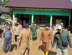 Dua Hari Berturut Turut Bersama Babinsa Dandim 0420/Sarko Berjibaku Beribatuan Kewarga Terdampak Banjir