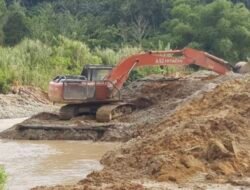 Alat Berat Tambang Emas Ilegal Diduga Milik “Kemenag Merangin” Menari Nari Disungai  Tamesai Titian Teras