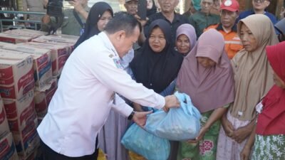 Gubernur Al Haris Tinjau Banjir Sekaligus Salurkan Bantuan Banjir di Kabupaten Sarolangun