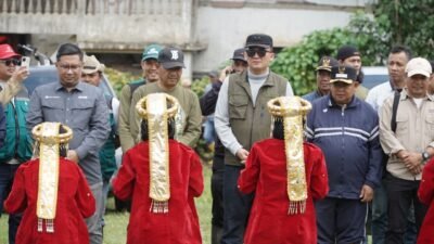 Wakili Gubernur Al Haris, Kadis Kominfo Provinsi Jambi Lalui “Jalur Ekstrem”Panen Kopi Robusta di Kerinci