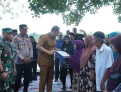 Bupati M. Syukur Salurkan Bantuan Keramba dan Jaringan Listrik ke Warga SAD