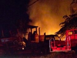 Lingkungan Mensawang Membara!!Bengkel Mobil Seisinya dan Rumah Dilahap Sijago Merah
