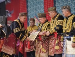 Gubernur Al Haris Dianugerahi Gelar Adat Kehormatan Depati Amanah Negroi Tanoh Sunge Pnoh