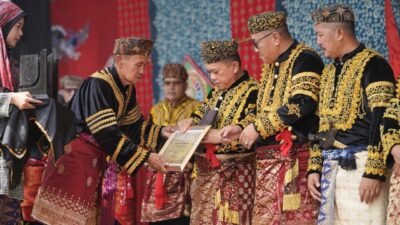 Gubernur Al Haris Dianugerahi Gelar Adat Kehormatan Depati Amanah Negroi Tanoh Sunge Pnoh