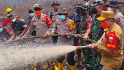 Gubernur Al Haris Kembali Berjibaku Padamkan Karhutla di Lahan Gambut Londerang Tanjabtim