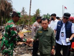 Gubernur Al Haris Tinjau Kebakaran di Tanjabtim, Bantu Biaya Pembangunan Rumah Korban