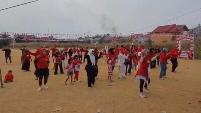 Lenggak Lenggok Ibu Ibu  RT 27 BTN Zahdan Sungai Ulak Pecah, Meriahkan HUT RI ke 81