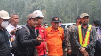 Wagub Sani Dampingi Wamen LH Tinjau Penanganan Karhutla di Desa Parit Culum Tanjab Timur