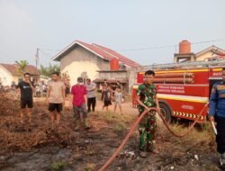 Sigap! Anggota Koramil 042 Berjibaku Padam Api Kebakaran Lahan di Puri Kencana Waskita Karya