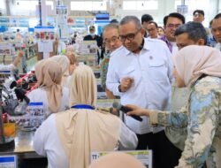 Kunjungi Pabrik Sepatu di Serang, Wamenaker Tekankan Pelindungan Pekerja