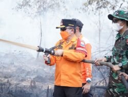 Londerang Kembali Membara, Al Haris Turun Berjibaku di Lokasi, Lansung Uji Zat Pemdam Api Lahan Gambut